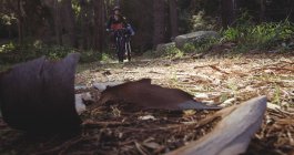 Байкерская пара катание на горном велосипеде в лесу в сельской местности — стоковое фото
