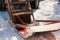 Trineo vacío en nieve durante el invierno - foto de stock
