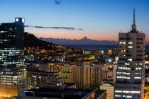 Vista aerea dei grattacieli aziendali in città di notte — Foto stock