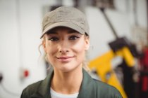 Retrato de sorridente mecânico feminino na garagem de reparação — Fotografia de Stock