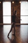 Ballerina che pratica danza classica nello studio di danza classica — Foto stock