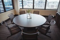 Salle de réunion vide avec chaises et table au bureau — Photo de stock