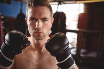 Boxer realizando postura de boxe no estúdio de fitness — Fotografia de Stock
