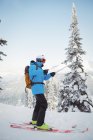 Esquiador tomando selfie en la montaña cubierta de nieve - foto de stock