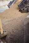 Primer plano del vertedero descargando lodo en la obra - foto de stock