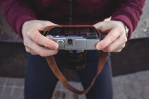 Mãos de fotógrafo masculino segurando câmera vintage — Fotografia de Stock