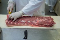Sezione intermedia della macelleria che taglia la carne in fabbrica — Foto stock