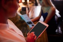 Крупный план официантки с помощью цифрового планшета — стоковое фото