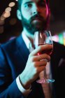 Бизнесмен выпивает бокал вина в баре — стоковое фото