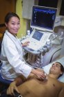 Paciente do sexo masculino recebendo uma ultrassonografia no peito — Fotografia de Stock