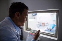 Médico usando o painel de controle da unidade de raios X no hospital — Fotografia de Stock