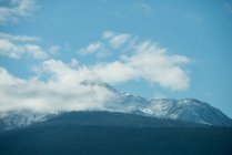 Vista maestosa di bella catena montuosa innevata e nuvole — Foto stock