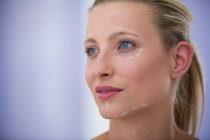 Portrait de femme moyenne adulte avec des marques pour le traitement cosmétique — Photo de stock