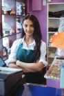Porträt einer Verkäuferin, die neben türkischen Süßigkeiten an der Ladentheke steht — Stockfoto