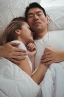 Coppia che dorme insieme in camera da letto a casa — Foto stock