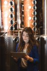 Frau nutzt digitales Tablet in Bierfabrik — Stockfoto