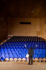 Ejecutivos de negocios practicando el discurso en el centro de conferencias - foto de stock