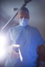 Cirujano realizando operación en sala de operaciones en el hospital - foto de stock