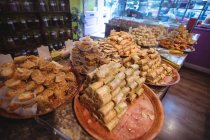 Различные турецкие сладости на полке и витрины в магазине — стоковое фото