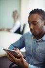 Junge männliche Führungskräfte nutzen digitales Tablet im Büro — Stockfoto