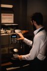 Kellner kocht Tasse Kaffee aus Espressomaschine in Bar — Stockfoto