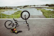 BMX bike sulla rampa di partenza allo skatepark — Foto stock