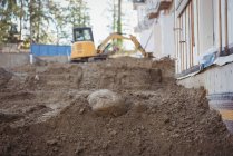 Куча грязи с бульдозером на строительной площадке — стоковое фото