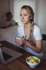 Nachdenkliche Frau beim Kaffee im Schlafzimmer zu Hause — Stockfoto