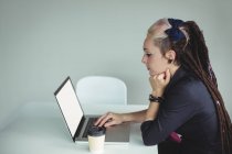 Женщина с ноутбуком в кафе — стоковое фото