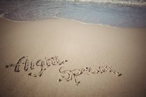 Parole alte speciali scritte sulla sabbia sulla riva del mare — Foto stock