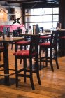 Interior do pub rústico vazio com cadeiras — Fotografia de Stock