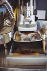 Nahaufnahme von Klopfbox mit Pinsel in Café — Stockfoto