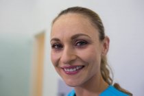 Retrato de sorrir médio adulto médico feminino na clínica — Fotografia de Stock