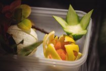 Primer plano de ensalada de frutas decoradas en el restaurante - foto de stock