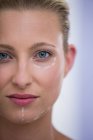 Крупный план женщины с отметинами на лице для ботоксной процедуры — стоковое фото