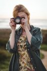 Жінка фотографує цифрову камеру в сонячний день — стокове фото
