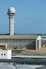 Vista de la torre de control del aeropuerto - foto de stock