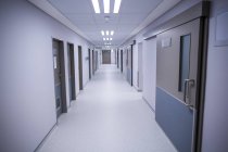 Leerer Flur eines Krankenhauses mit Türen und Lichtern — Stockfoto