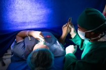 Médico reconfortante mujer embarazada durante el parto en el hospital - foto de stock