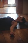 Donna che pratica yoga su tappetino in palestra — Foto stock