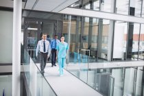 Лікарі і медсестри ходити в коридор в лікарні — стокове фото