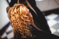 Крупный план женщины в парикмахерской — стоковое фото