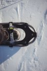 Close up de sapato esquiador na paisagem coberta de neve — Fotografia de Stock