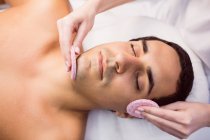 Männliche Patientin erhält Massage von Ärztin in Klinik — Stockfoto
