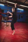 Молодой игрок в карате в фитнес-студии — стоковое фото