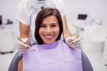 Retrato de paciente femenina sonriendo en clínica - foto de stock