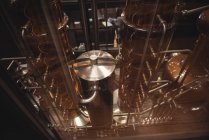 Gros plan sur la distillerie de bière en usine — Photo de stock