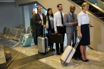 Passageiros em pé em fila no terminal do aeroporto — Fotografia de Stock