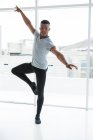 Ballerino übt Balletttanz im Studio — Stockfoto