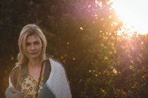 Porträt einer schönen Frau in Wolldecke gehüllt an einem sonnigen Tag — Stockfoto